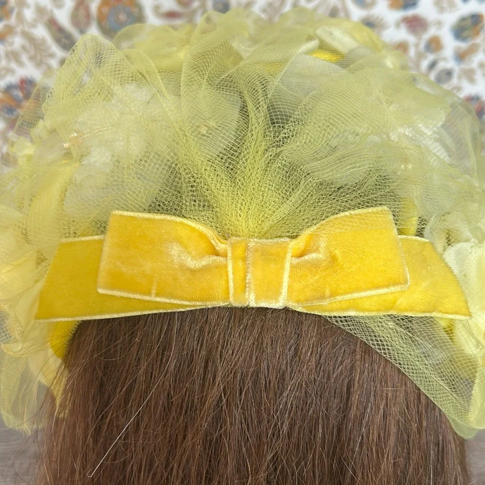Vintage Couture 1950’s Fascinator Hat Yellow/White‎ Flowers Veiled with/Felt Bow